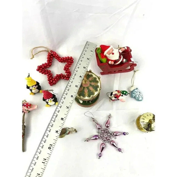 12x VTG Holiday Hanging Ornaments Christmas Sleigh Penguins Cows Santa 1990s - Picture 8 of 9